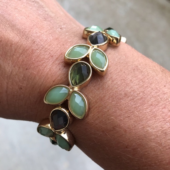Jewelry - Gorgeous Green & Gold Stretch Bracelet